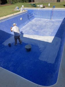 Limpieza y enlechado de piscinas en Sevilla.