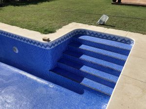 Limpieza y enlechado de piscinas en Sevilla.