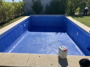 Limpieza y enlechado de piscinas en Sevilla.