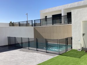 Cobertores de seguridad y vallas para piscinas.