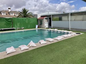 Cambiar la piscinas a cloración salina.